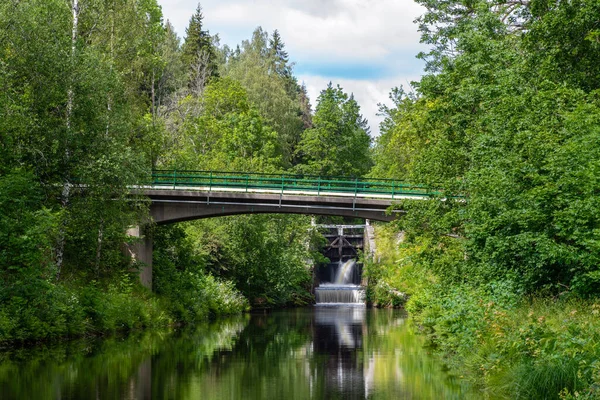 스웨덴 시골에서 이용할 수있는 운하의 아름다운 다리가 — 스톡 사진