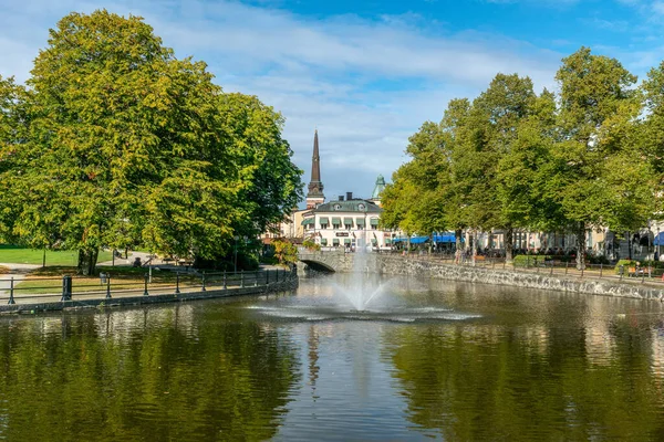 瑞典Vasteras市中心的夏景 绿树成荫 河水流淌 流经市区 — 图库照片