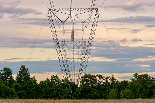 Mehrere Hochspannungsmasten Oder Masten Die Schwindender Perspektive Hintereinander Stehen Und — Stockfoto