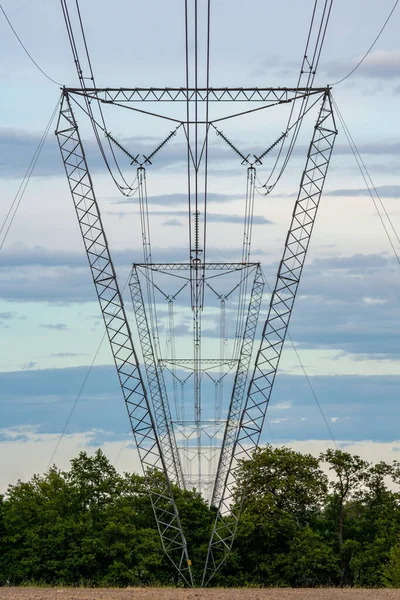 Birkaç Yüksek Voltajlı Sütun Kule Bir Sıra Halinde Dikiliyor Gittikçe — Stok fotoğraf