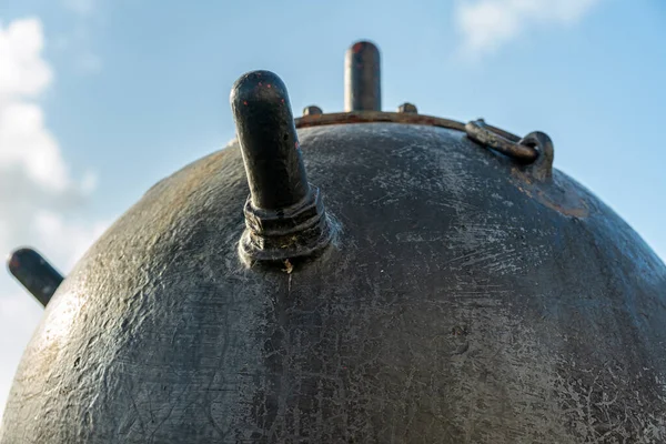 İsveç 'in güneyindeki Skane' deki güzel yeşil kayın ormanı. Yeşiller yemyeşil ağaçlar ve orman tabanı turuncu ve kırmızı yapraklarla dolu.
