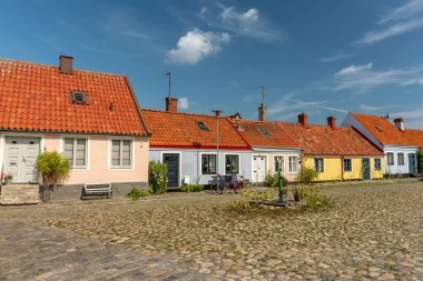 İsveç 'in güney ucundaki Simrishamn şehrinden güzel bir yaz manzarası. Parke taşlı sokaklar ve küçük renkli evler