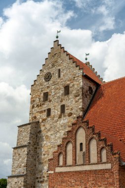 İsveç 'in güneydoğusundaki Simrishamn' daki Aziz Nikolai kilisesinin kısmi manzarası. Orta Çağ 'dan kalma..