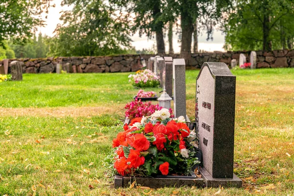 Fila Lápidas Con Flores Colores Cementerio Bien Cuidado Suecia — Foto de Stock