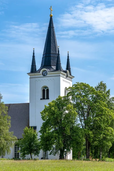 Iglesia Blanca Svardsjo Suecia Rodeada Frondosos Árboles Verdes Brillante Día — Foto de Stock