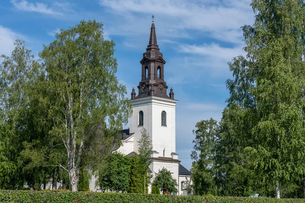 Église Blanche Ockelbo Suède Entourée Bouleaux Verts Luxuriants Par Jour — Photo
