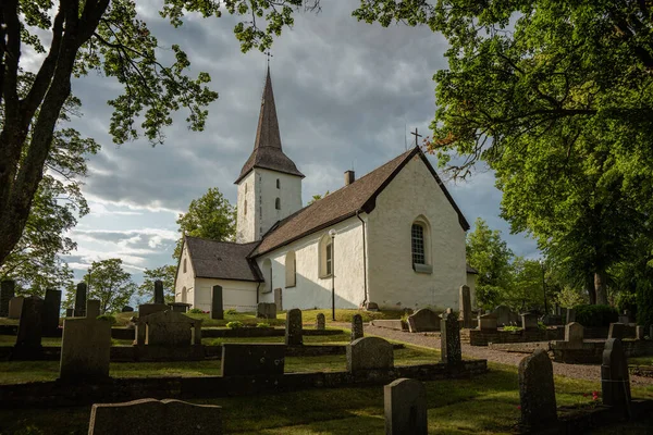 Vista Cercana Iglesia Medieval Vallby Suecia Pie Cima Una Colina — Foto de Stock