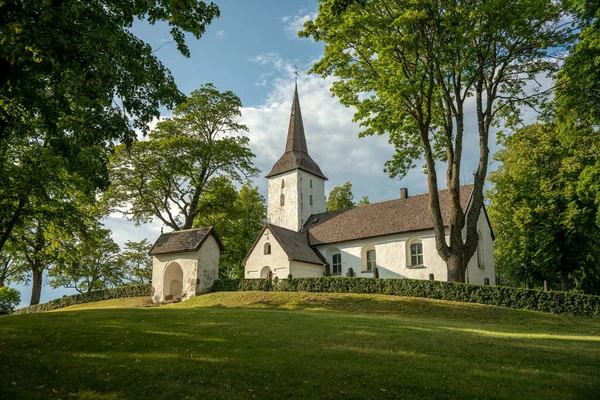 Hermosa Vista Verano Iglesia Medieval Vallby Suecia Pie Cima Una — Foto de Stock