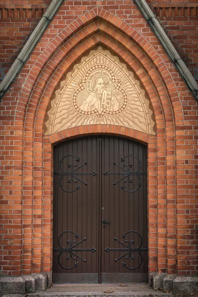 Schöne Gewölbte Backsteinmauer Und Eingangstür Einer Alten Kirche Schweden Mit — Stockfoto