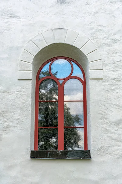 Närbild Vacker Välvda Fönster Med Röd Ram Och Glas Barer — Stockfoto