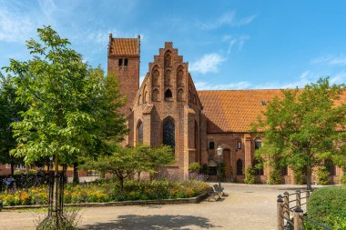 İsveç 'in Ystad kentindeki eski manastır ya da manastırın güzel yaz manzarası. Yaz güneşinde yemyeşil bir bahçeyle çevrili