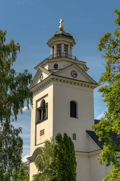Όμορφη Λευκή Εκκλησία Πύργος Αυξάνεται Ενάντια Ένα Μπλε Ουρανό Στο — Φωτογραφία Αρχείου