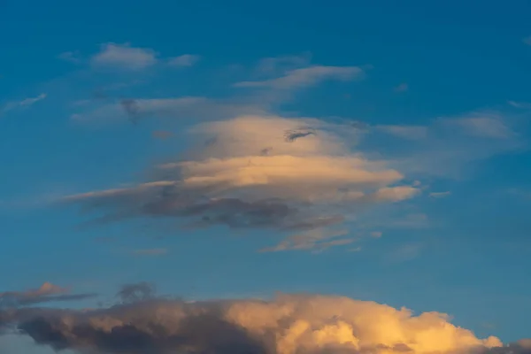 夕阳西下的黄云映衬着蓝天 — 图库照片