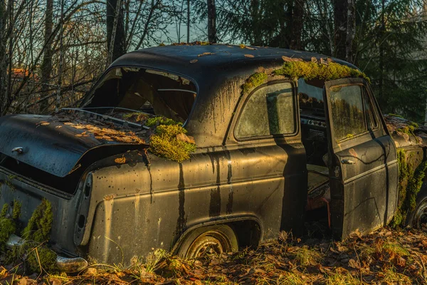 Zijaanzicht Van Een Oude Britse Auto Het Avondzonlicht Achtergelaten Een — Stockfoto