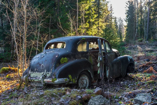 Oude Engelse Auto Staat Een Bos Het Zweedse Platteland Verlaten — Stockfoto