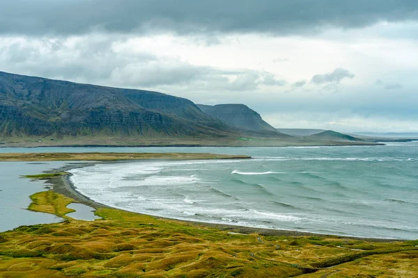ターコイズブルーの海 緑と黄色の秋の風景と北アイスランドの海岸の湾の上のカラフルな景色 — ストック写真