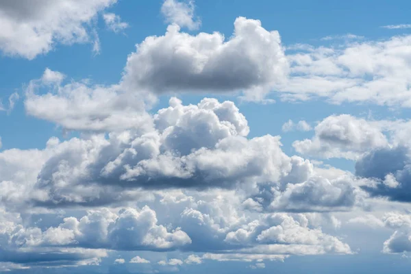 夏日蓝蓝的天空 阳光普照 空气中飘扬着柔和的白色蓬松的云彩 — 图库照片