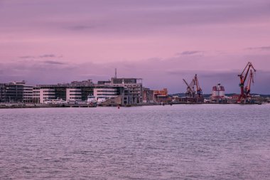 Göteborg liman bölgesinden güzel bir manzara, pembe bir gökyüzü parlıyor.