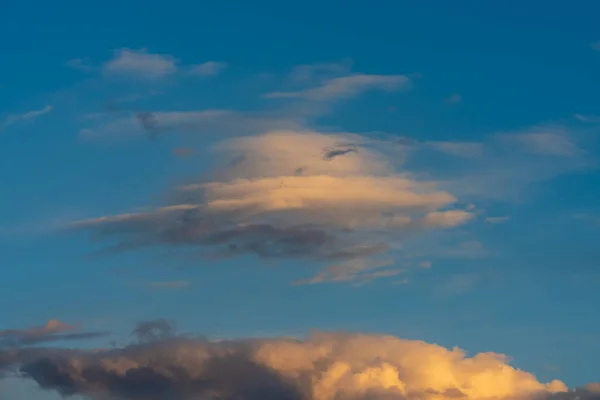 夕阳西下的黄云映衬着蓝天 — 图库照片