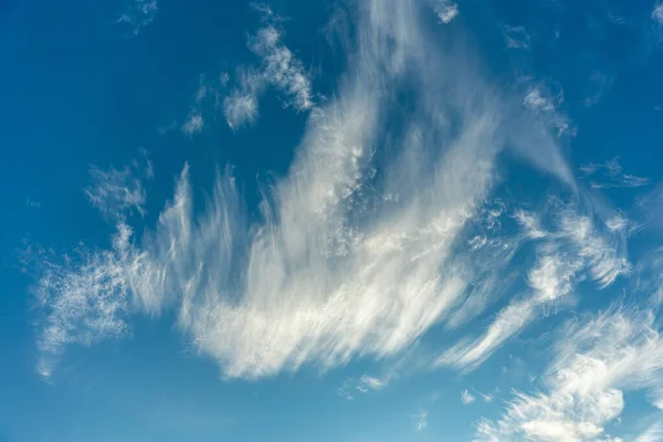 在蓝天的映衬下 明亮的云彩闪烁着美丽柔软的羽毛 宛如圆规云 — 图库照片
