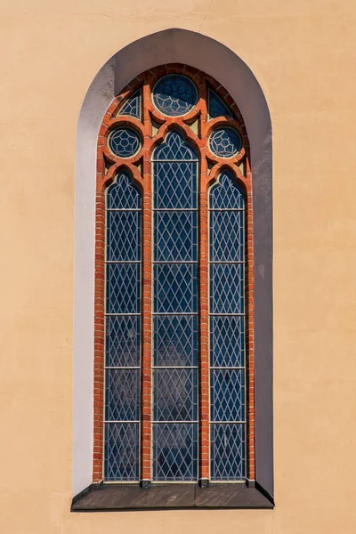 Vista Detallada Una Hermosa Ventana Iglesia Una Pared Color Albaricoque —  Fotos de Stock
