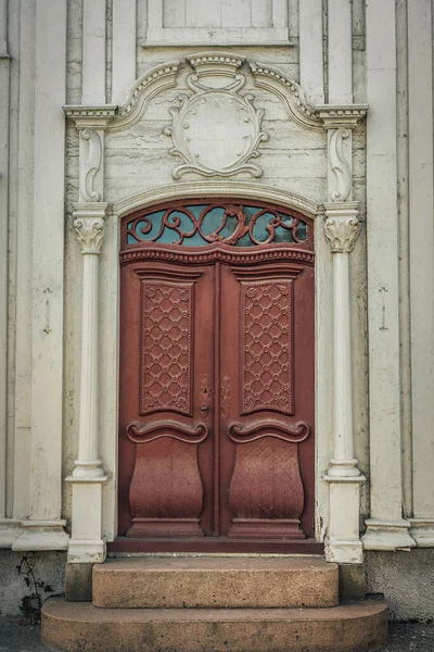 Hermosa Puerta Doble Hecha Mano Roja Detallada Con Pilares Blancos —  Fotos de Stock