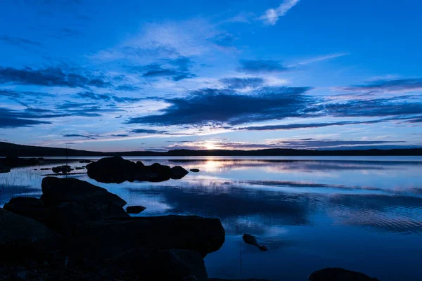 Friedlicher Sommersonnenuntergang Einem See Schweden Mit Blauem Himmel Der Sich — Stockfoto