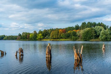 İsveç 'teki mezarlık nehrin diğer tarafında, yemyeşil ve sonbahar renkli ağaçlarla çevrili.