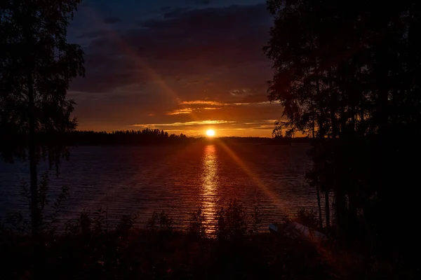 Farbenfroher Blick Über Einen See Mit Untergehender Sonne Die Strahlen — Stockfoto