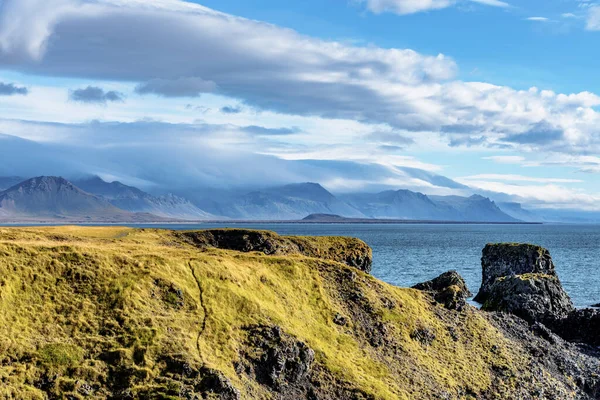 Paesaggio Vulcanico Dalla Parte Occidentale Dell Islanda Con Montagne Lontane — Foto Stock