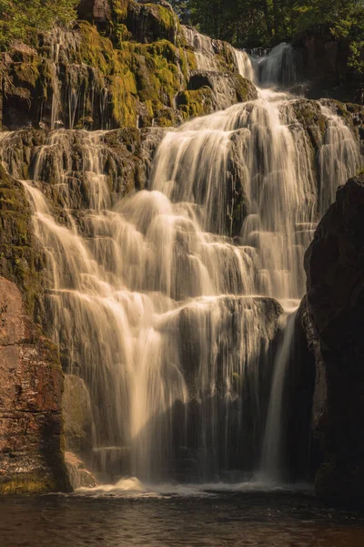 Cascade Avec Eau Vive Plusieurs Étapes Qui Descend Flanc Montagne — Photo