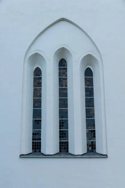 Bogenförmiges Fenster Einer Alten Kirche Aus Weißem Stein Schweden — Stockfoto