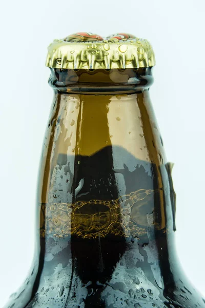 Κοντινό Πλάνο Παγωμένου Μπουκαλιού Μπύρας Ένα Καφέ Γυάλινο Μπουκάλι Υγρασία — Φωτογραφία Αρχείου