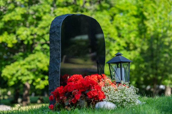 Vista Vicino Una Lapide Nera Lucida Senza Nome Una Lanterna — Foto Stock