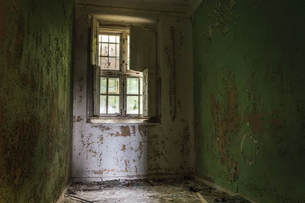 一间被关闭的精神病院的牢房 厚重的混凝土墙壁上涂了一层油漆 窗户上还挂了栅栏 — 图库照片