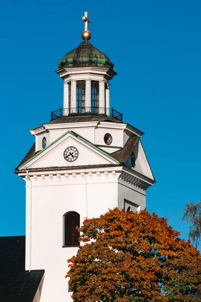 Biały Kamienny Kościół Świetle Słonecznym Drzewo Żywymi Pomarańczowymi Liśćmi Jesieni — Zdjęcie stockowe