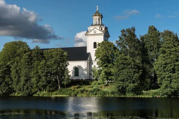Hermosa Iglesia Blanca Fagersta Suecia Rodeado Exuberantes Árboles Verdes Luz — Foto de Stock