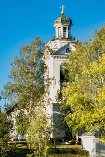 Weiße Steinkirche Sonnenschein Umgeben Von Bäumen Mit Gelben Herbstblättern — Stockfoto