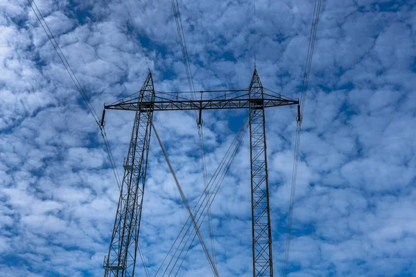 Yüksek Voltajlı Bir Pilonu Kuleyi Yumuşak Beyaz Bulutlu Mavi Gökyüzüne — Stok fotoğraf