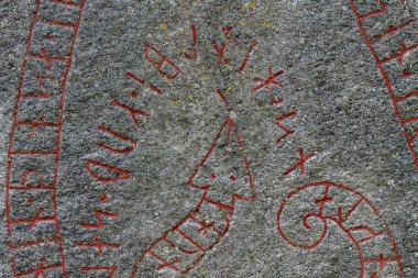 Vikingler zamanından kalma İsveç rün taşının bir kısmı. Kırmızı rünlerle ya da yılan şeklinde harflerle.
