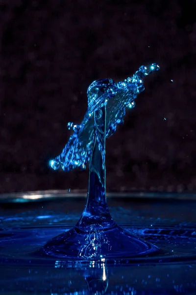Nahaufnahme Zweier Wassertropfen Die Der Luft Aufeinanderprallen Eine Blaue Wassersäule — Stockfoto