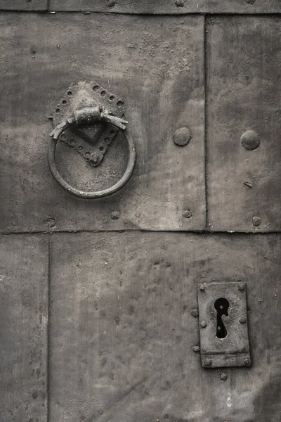 Старая Железная Дверь Старой Церкви Швеции Запутанной Ручкой Странным Вид — стоковое фото