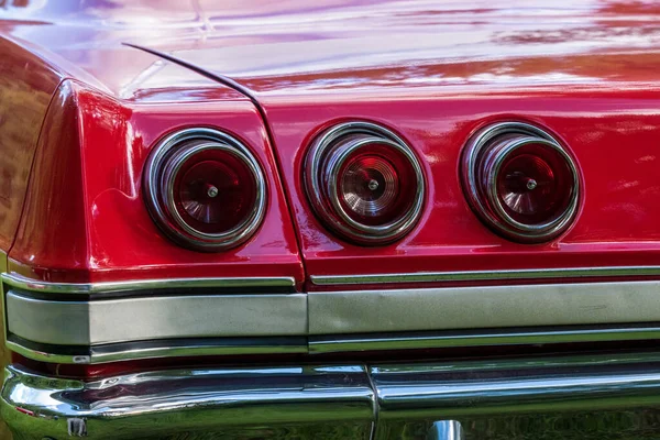 Detaljerad Närbild Tre Baklyktorna Klassisk Röd Amerikansk Bil Från Sextiotalet — Stockfoto