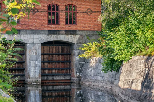 在瑞典 旧的关闭但设计精美的水电站 运河和水闸都是木制的 从19世纪初开始 — 图库照片