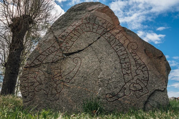 Detailní Záběr Popraskaného Runového Kamene Doby Vikingů Zprávou Vytvořenou Jako — Stock fotografie