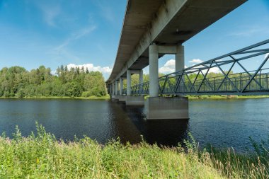 İsveç 'in Avesta kentindeki Dalalven Nehri' ni geçen ya da altında yayalar için yol olan büyük beton köprü