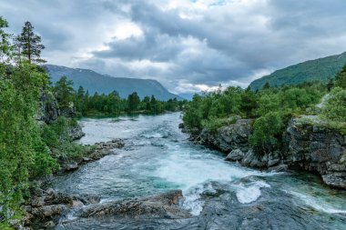 Norveç 'teki dağların tepelerinde akan taze turkuaz suyla..