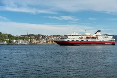Norveç, Hürtigruten 'den kalkan gemilerden biri Norveç' teki Kristiansund limanına vardı.