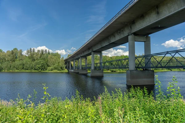 Grand Pont Béton Traversant Rivière Dalalven Avesta Suède Avec Sentier — Photo