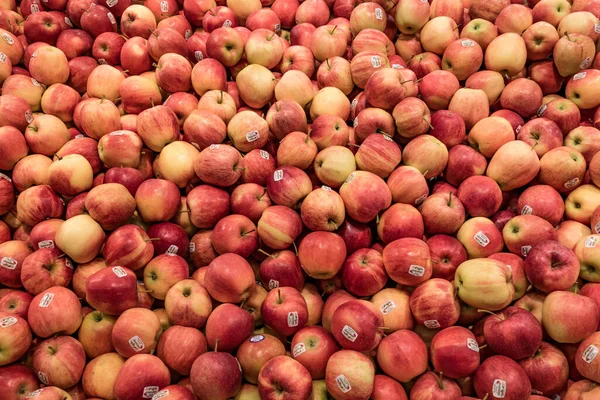 Прилавок Фруктового Рынка Красными Вкусными Королевскими Яблоками — стоковое фото